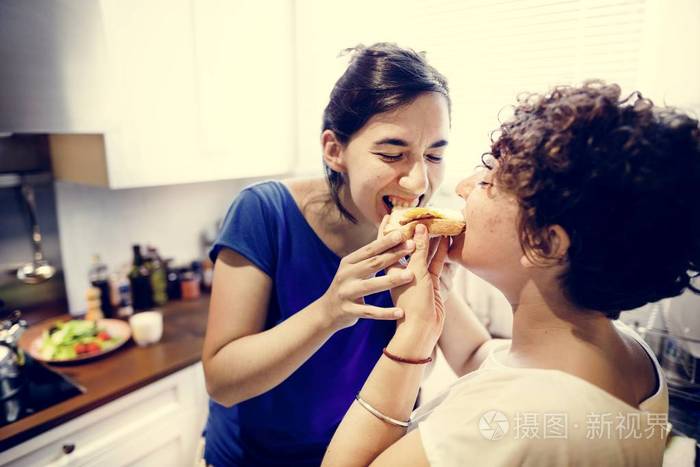 女友丈夫被我打了怎么办_我女朋友的丈夫是谁_女友丈夫