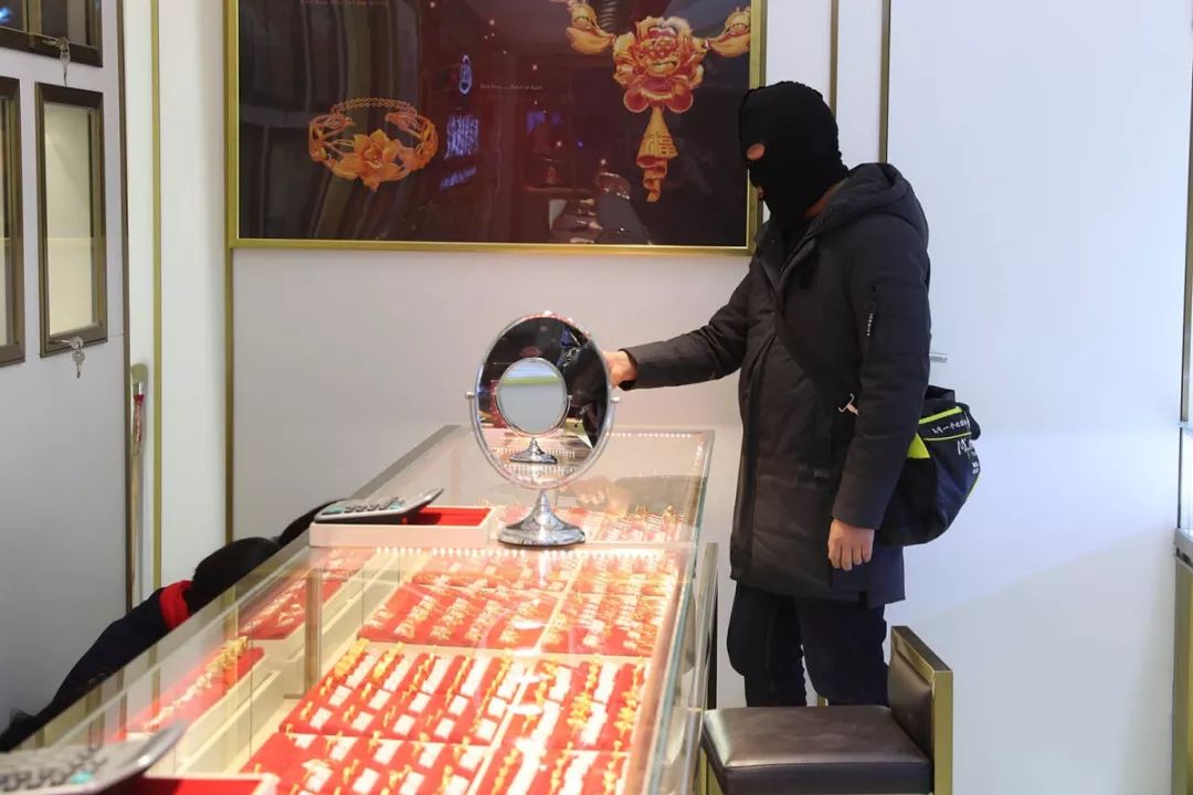 山东高速打架视频_山东高速上演警匪大战_山东高速打响第一枪