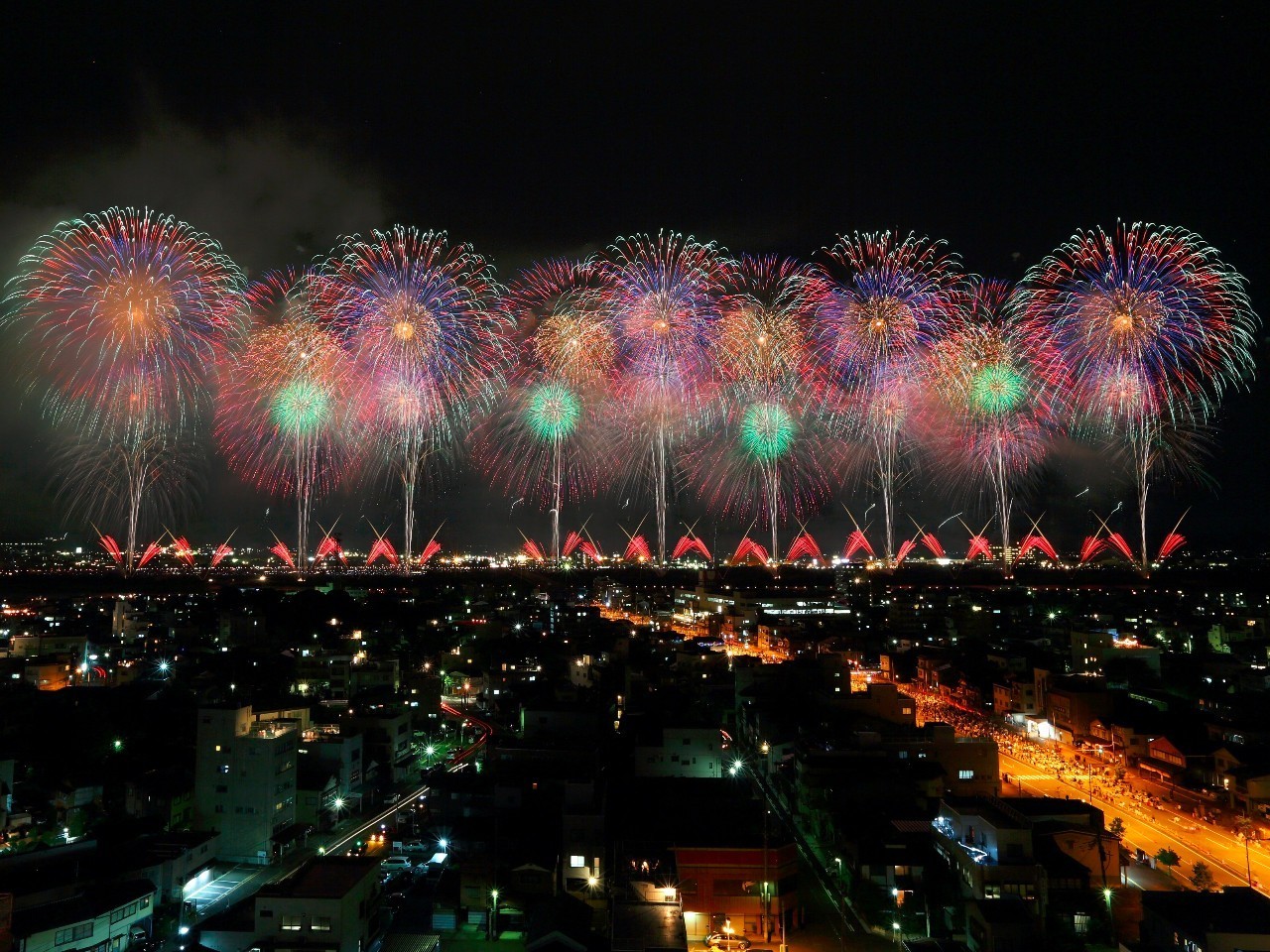 夜幕降临，绚丽花火点亮城市夜空