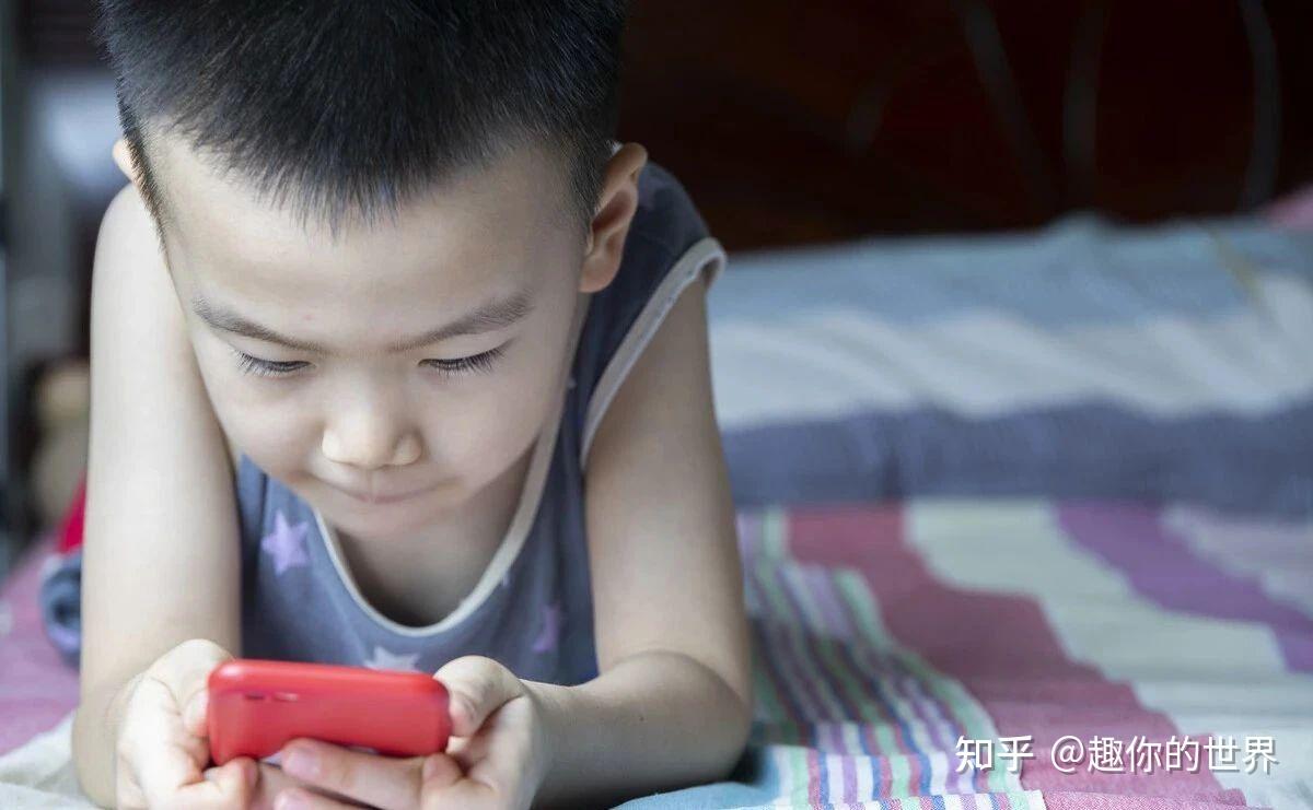 小孩玩手机游戏会用手柄吗_小孩为什么会用手机玩游戏_小孩用手机玩游戏有哪些危害