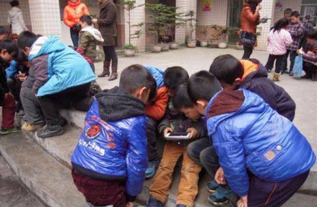 小孩为什么会用手机玩游戏_小孩玩手机游戏会用手柄吗_小孩用手机玩游戏有哪些危害