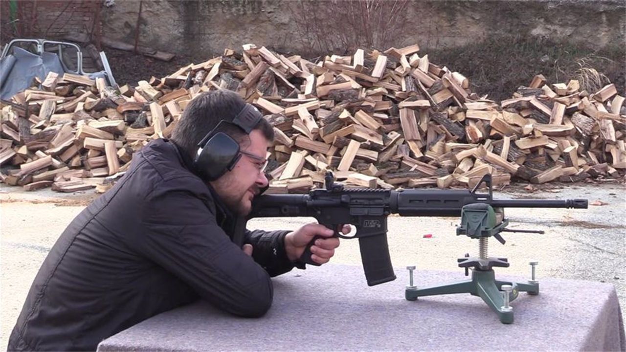 突击枪射击游戏下载手机版_突击射击破解版_射击突击战争