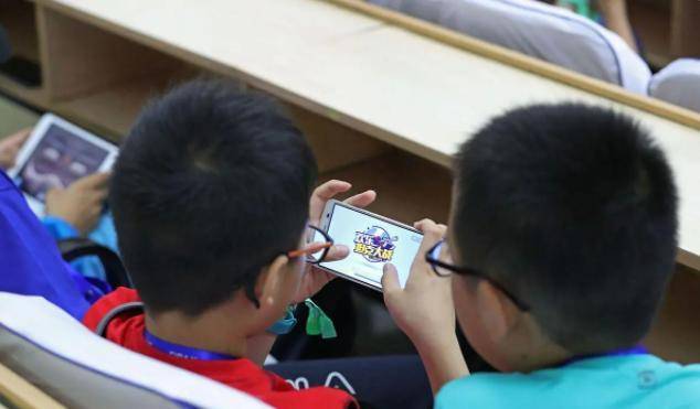 玩游戏的学生手机_学生用手机打游戏的危害_学生手机游戏的危害