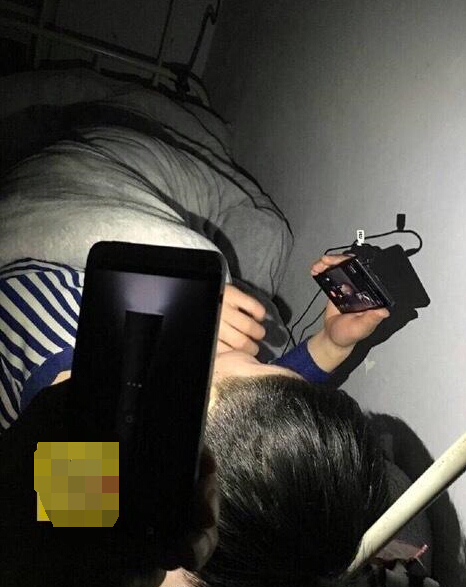 小伙打游戏摔手机图片_摔手机斗图_小伙摔图片打手机游戏是真的吗