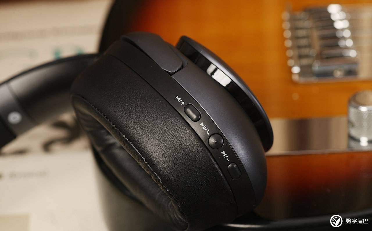 耳机左右声音不一样大怎么调_耳机声音左大右小_调整耳机左右声道