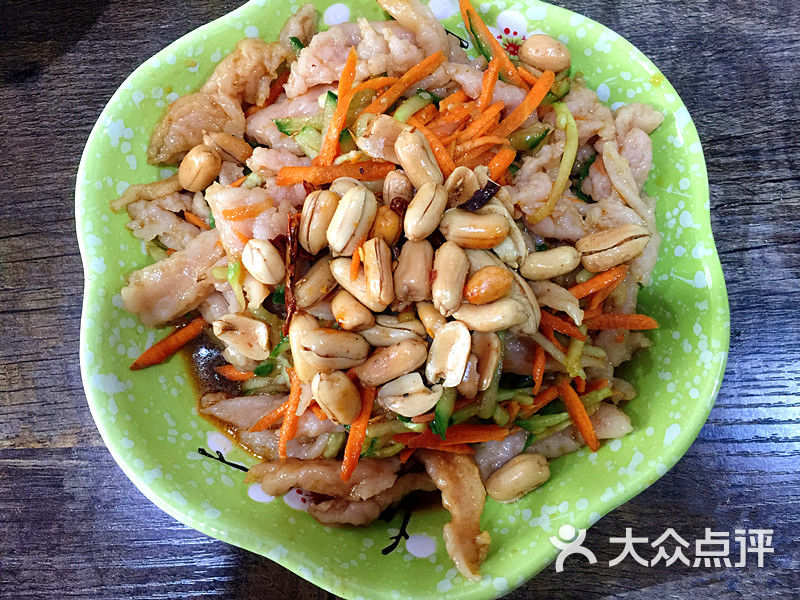 丸太美食天堂：小吃与料理，让你流连忘返