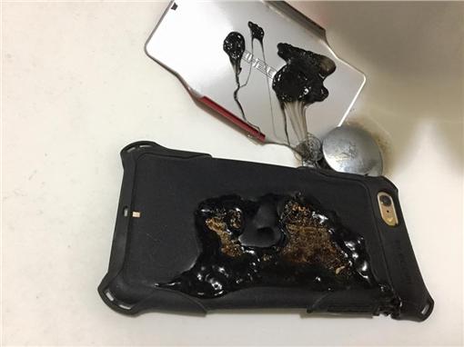 手机小孩冒烟玩游戏怎么解决_小孩玩手机游戏手机冒烟_小孩玩游戏手机爆炸怕吵醒爸爸