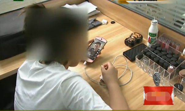 孩子玩手机游戏充钱_手机游戏孩子充钱可以报案吗_小孩子玩游戏充值手机