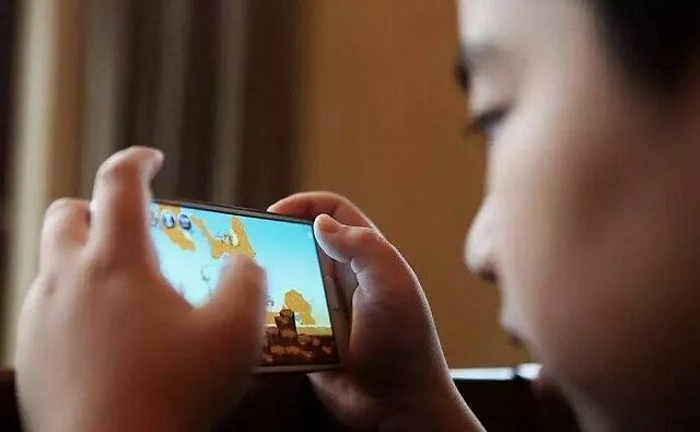 小孩子玩游戏充值手机_孩子玩手机游戏充钱_手机游戏孩子充钱可以报案吗