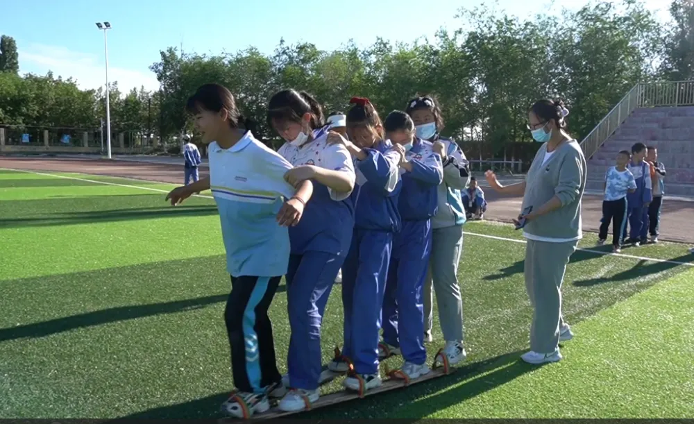 游戏手机学生打游戏-游戏手机：学生的甜蜜毒药，释放压力还是影