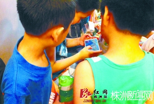 小孩子迷上手机的说说_小孩入迷手机游戏怎么办_小孩迷上的手机游戏叫什么