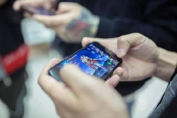 学生沉迷游戏视频_学生痴迷手机游戏视频大全_沉迷游戏视频