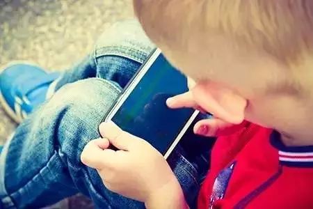 小孩玩游戏手机被摔坏_摔坏小孩玩手机游戏怎么办_孩子打游戏家长摔了手机