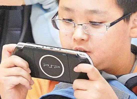 小孩玩手机游戏有什么好处_能给小孩玩手机游戏吗_小孩不能玩的三部手机游戏