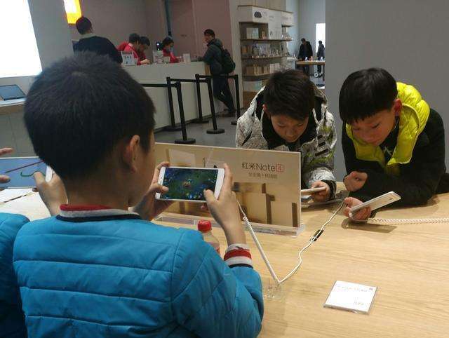 学生打游戏手机游戏_小学生打游戏手机_游戏打手机学生会怎么样