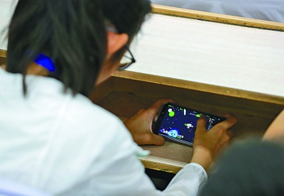 学生打游戏手机游戏_小学生打游戏手机_游戏打手机学生会怎么样